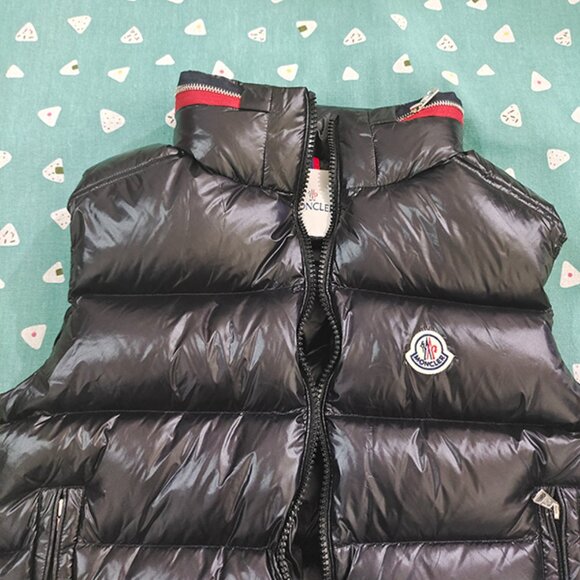 Moncler Padded Logo-Patch Black Down Jacket Gilet - Picture 3 of 10